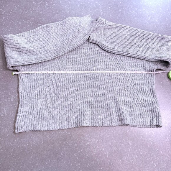 BP Women’s Sweater - Picture 5 of 8